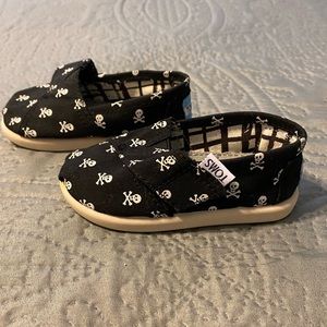Tom’s infant shoes size 3, skulls